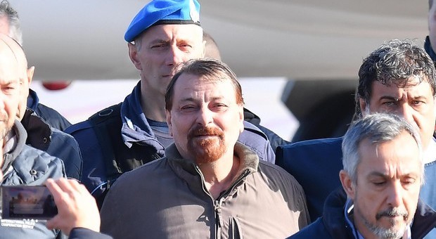 Caso Battisti, elenco 30 terroristi latitanti sul tavolo di Salvini: 14 sono in Francia