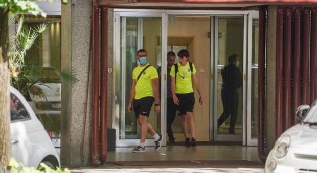 I calciatori del Venezia fuori dall'hotel Ambasciatori