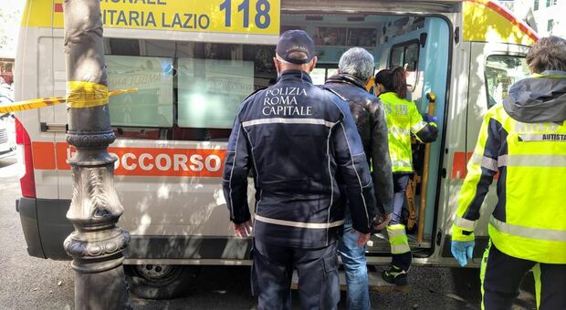 Roma, soccorsa la donna chiusa nella Smart da cinque giorni: ora è ricoverata in ospedale