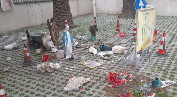 Decapitate statue e oggetti religiosi