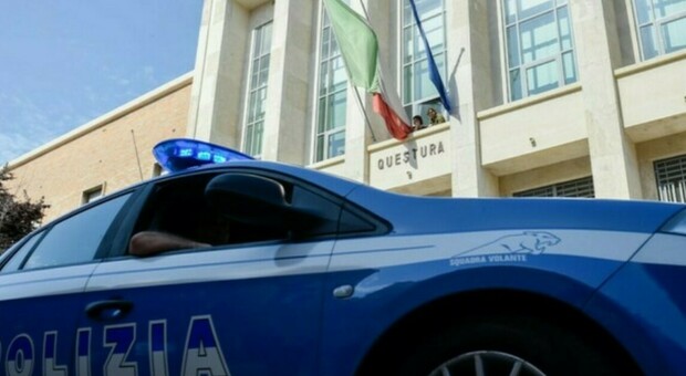 https://statics.cedscdn.it/photos/MED/16/69/8371669_23170041_polizia_questura_latina.jpg