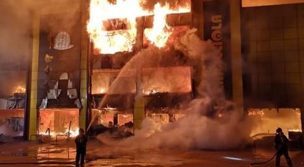 Monza, in fiamme maxi negozio per bambini, un ferito Video
