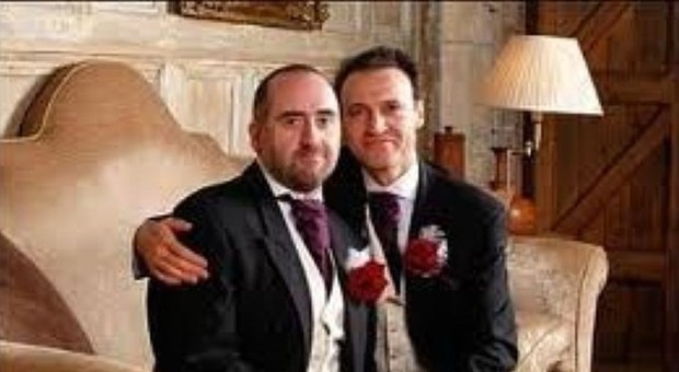 Fano, stop ai nuovi sposi gay Marco e Stefano Il Comune non trascriverà le loro nozze