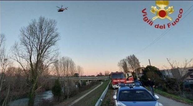 Padova, si getta nel fiume per sfuggire alla polizia e annega: il corpo trovato dopo una notte di ricerche