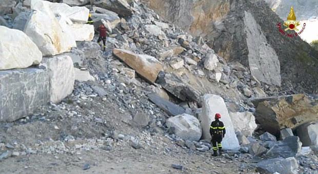Crollo nella cava a Carrara, trovato morto uno degli operai intrappolati