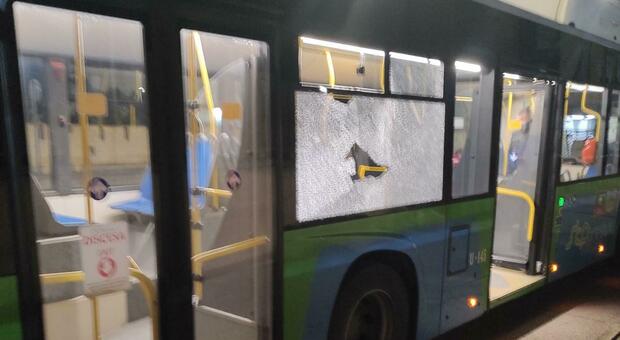 Lanciano sassi contro i bus della Stp, secondo episodio in due giorni. Vetri in frantumi e paura per i passeggeri