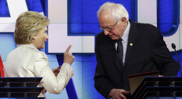 Clinton-Sanders, scontro in tv: "Prendi soldi da Wall Street". Lei replica: "Tu sostieni la Nra"