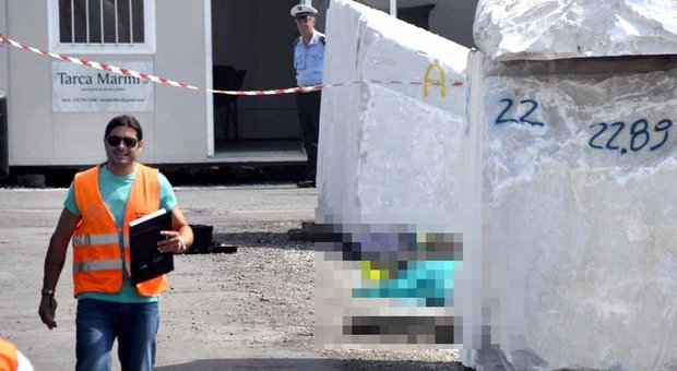 Carrara, operaio 37enne muore schiacciato da blocco di marmo: aveva contratto di sei giorni