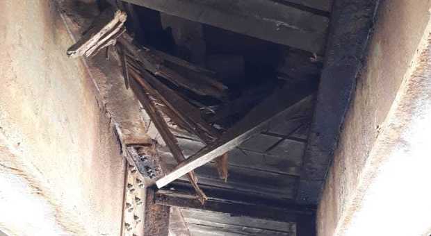 Il ponte del Cianà cade a pezzi: sopra ci passano i tir carichi di tronchi