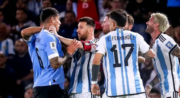 La rissa tra Mathias Olivera e Leo Messi
