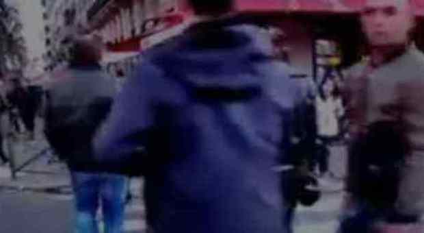 Parigi, la passeggiata del terrorista Salah poche ore prima della strage Video