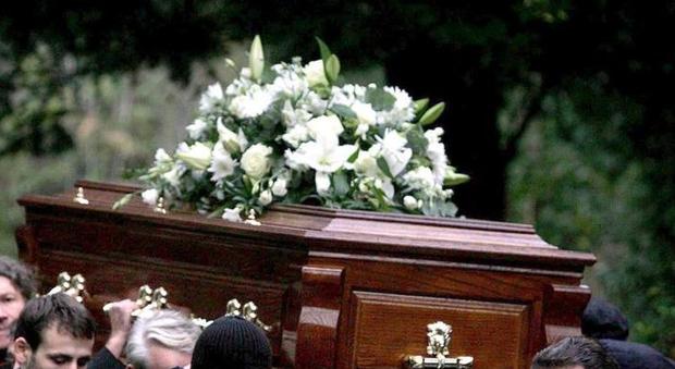 Multe durante i funerali: scoppia la rivolta del “Caro estinto”