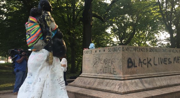Usa, è guerra ai simboli razzisti: rimosse decine di statue confederati. Trump: «Assurdo»
