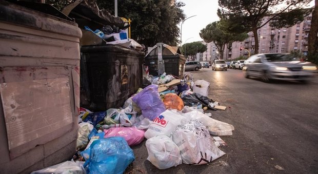 Roma, il declino del Centro tra topi e degrado: oggi vetrine spente per la protesta dei negozianti