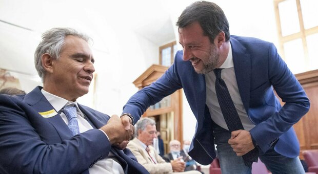 Salvini, via la mascherina. Galli: «Messaggio pericoloso»