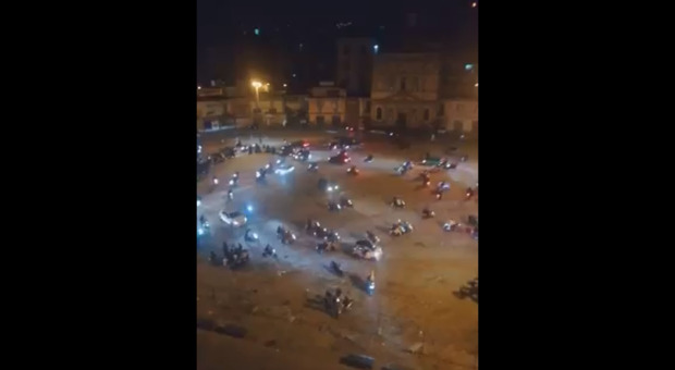 Piazza Mercato, l'inferno notturno continua: «Invasi dagli scooter fino alle 4 del mattino»