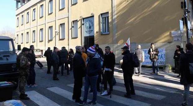 Lega Nord, protestano 71 dipendenti licenziati. ​Salvini: "Colpa dei tagli ai finanziamenti"
