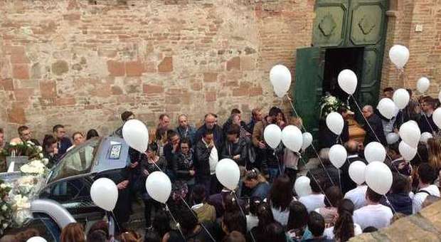 S.A. in Pontano, palloncini e lacrime per l'ultimo saluto al giovane Fausto