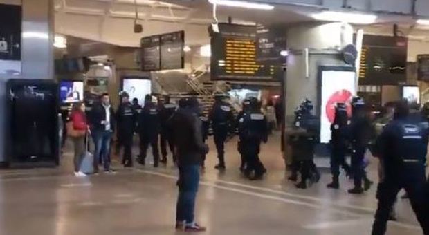 Paura su un treno Tgv in Francia: 200 passeggeri scatenati, interviene la polizia. Ecco le immagini