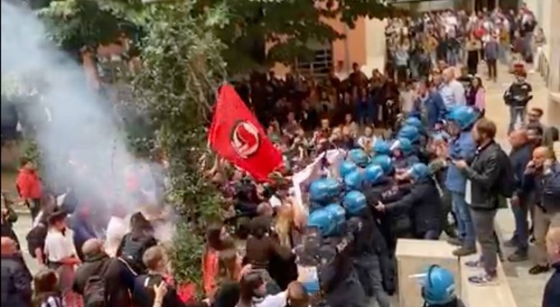 Roma, scontri tra gruppi di studenti a La Sapienza: interviene la polizia
