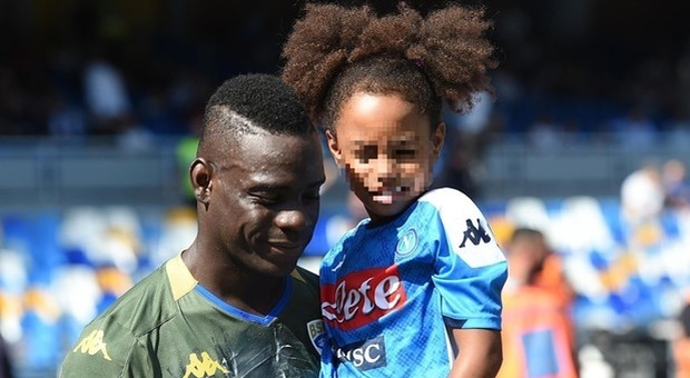 Pia Balotelli e il tenero messaggio a papà Mario dopo gli insulti razzisti: «Voleva consolarlo»