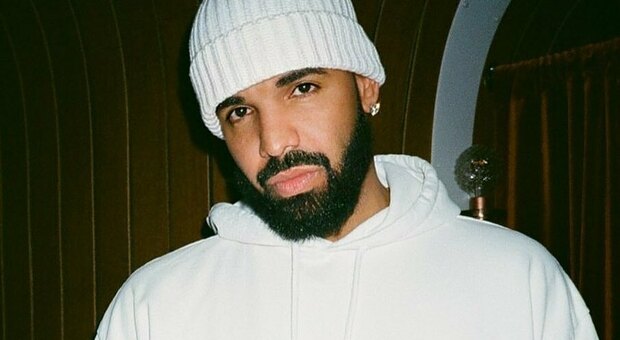 Drake, paura per il rapper: donna armata di coltello fa irruzione nella sua casa, arrestata