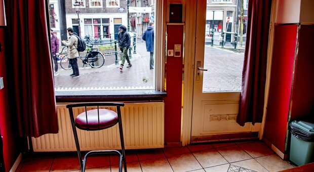 Amsterdam, le prostitute tornano dopo sei mesi di "disoccupazione": il quartiere a luci rosse si ripopola