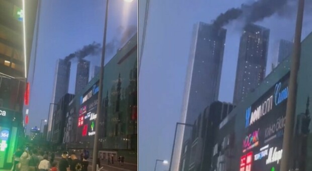 Mosca incendio alle Capital Towers, brucia il tetto di una delle torri: panico tra la folla