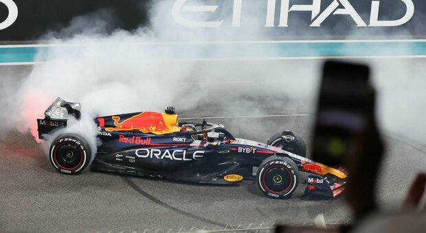 Ma Verstappen festeggia ad Abu Dhabi il successo numero 19 della sua straordinaria stagione