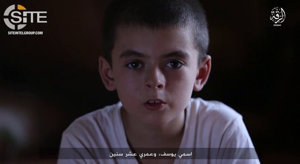Isis, il video choc: bimbo americano di 10 anni minaccia gli Usa