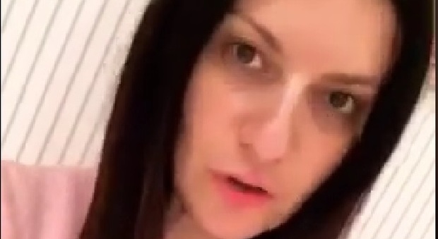 Laura Pausini su Facebook senza voce contro chi l'aveva accusata di fingere