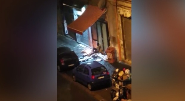 Napoli, polveriera Vasto: profugo africano accende il fuoco e si masturba in strada