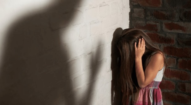 Dodicenne stuprata dallo zio e costretta a filmarlo: i genitori non le credevano. L'uomo in fuga