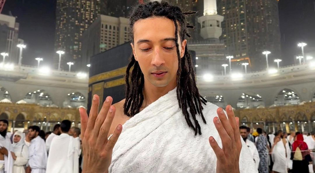 Ghali vola alla Mecca per il Ramadan: «È il momento giusto per vivere la gratitudine che provo verso Dio»