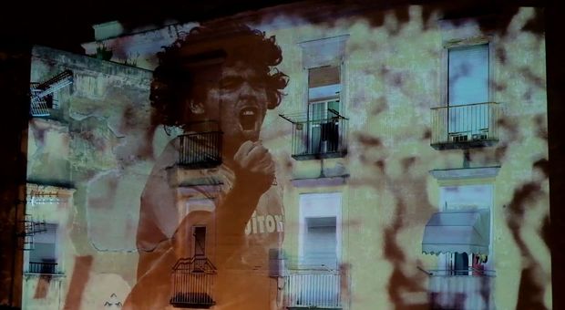 Coronavirus, Napoli si risolleva con Maradona: immagini ed emozioni proiettate sui palazzi