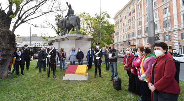 Inaugurata in piazza Risorgimento una lapide in memoria delle mogli dei carabinieri, eroine e protagoniste della Resistenza