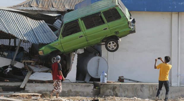 Indonesia, nuovo terremoto di 6.3. Le vittime arrivano a 1.200, trovati i corpi di 34 studenti di teologia