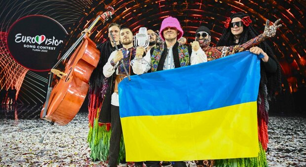 Kalush Orchestra, la band che ha vinto l'Eurovision ha venduto il trofeo per 800mila euro: finanzieranno droni per Kiev
