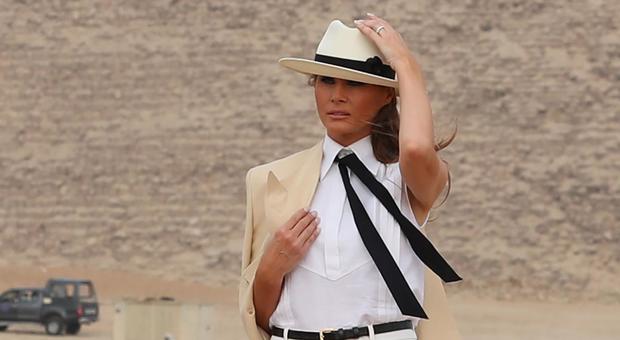 Melania Trump in Egitto, il look da esploratrice scatena il web: «Sembra uscita da Indiana Jones»