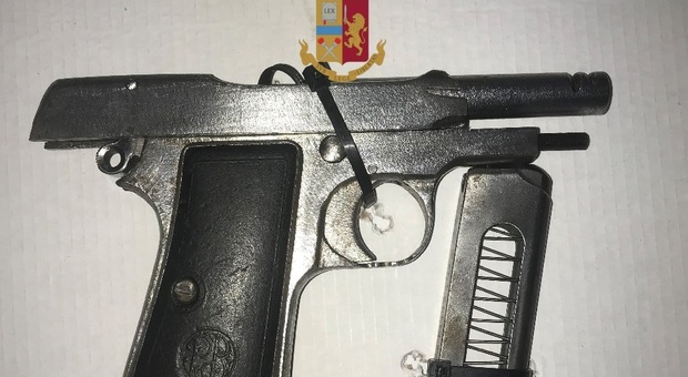 Napoli, la lite nel traffico finisce con una pistola: arrestato 42enne a Fuorigrotta