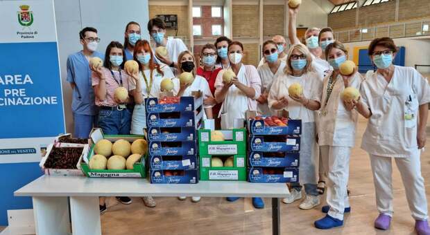 Lo staff di vaccinatori con la frutta omaggiata da un imprenditore di San Martino di Lupari