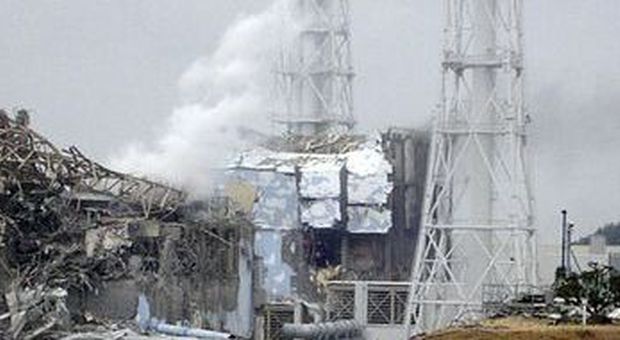 Il reattore numero 4 danneggiato (foto Tepco, Kyodo-Ap)