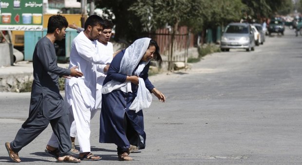 Afghanistan, commando suicida attacca moschea sciita di Kabul: uccisi due poliziotti, decine di feriti