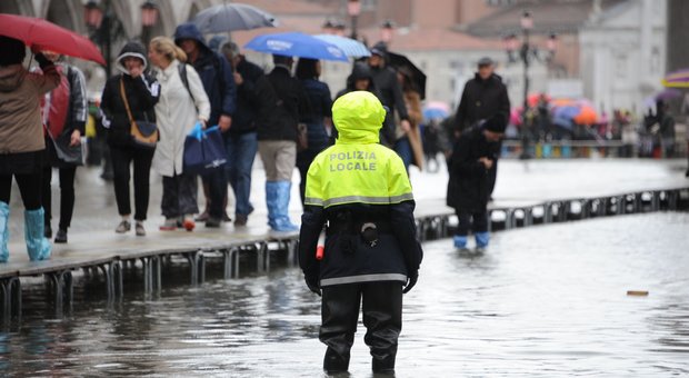 Venezia, acqua alta raggiunge nuovo picco: 104 centimetri