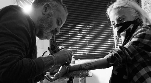 Boom di tatuaggi nella fase 2 del Coronavirus, Roma Impazzita per i tatoo