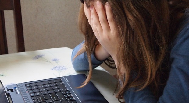 Cyberbullismo, 1 su 8 vittima negli ultimi mesi. In Dad fioccano le “prese in giro” verso compagni e prof