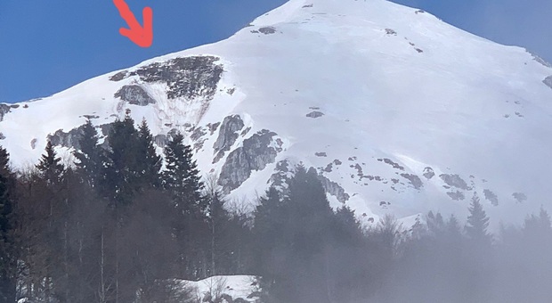 La freccia indica la massa di neve che si è staccata dalla montagna