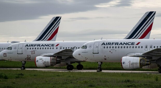 Parigi, attimi di terrore sul volo Air France al momento dell'atterraggio. «L'aereo non risponde ai comandi»