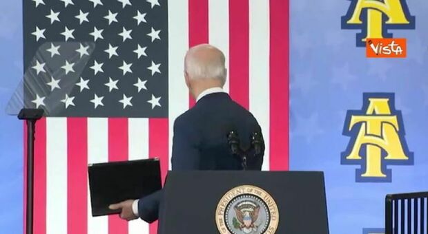 Joe Biden, che figuraccia sul palco: si gira a tendere la mano, ma non c'è nessuno
