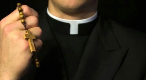 Un prete che impugna un rosario